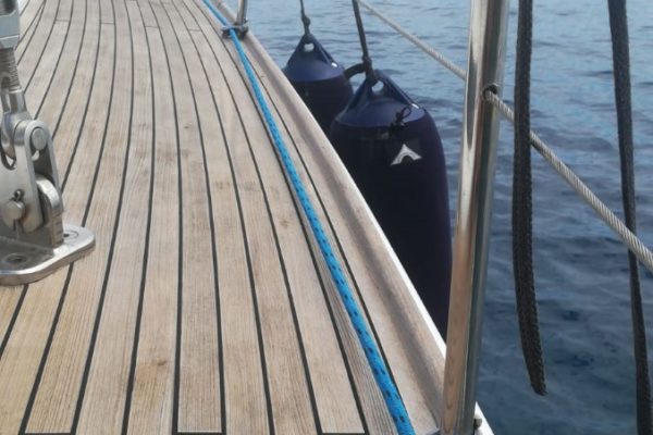 copriparabordo blu su barca a vela 3